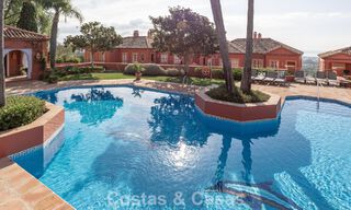 Casa adosada modernizada con vistas panorámicas en venta en las colinas de Marbella - Benahavís 807601 