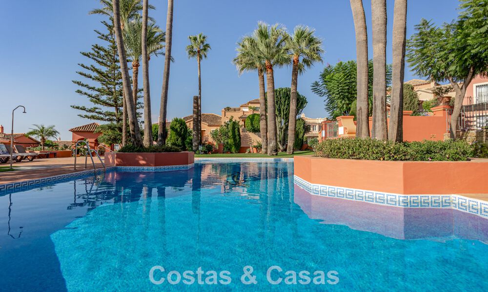 Casa adosada modernizada con vistas panorámicas en venta en las colinas de Marbella - Benahavís 807602