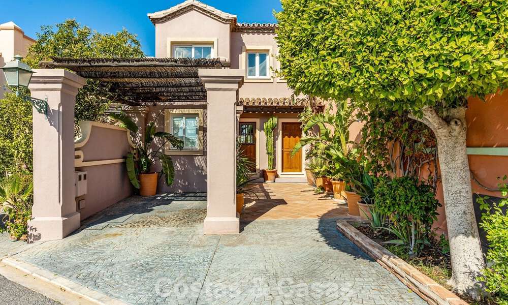 Casa adosada modernizada con vistas panorámicas en venta en las colinas de Marbella - Benahavís 807628