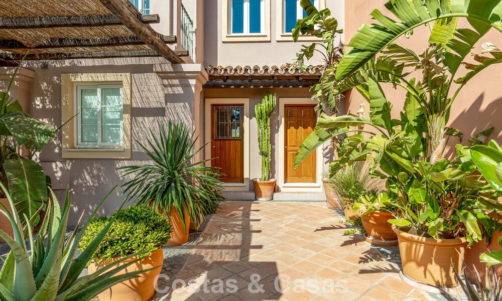 Casa adosada modernizada con vistas panorámicas en venta en las colinas de Marbella - Benahavís 807630