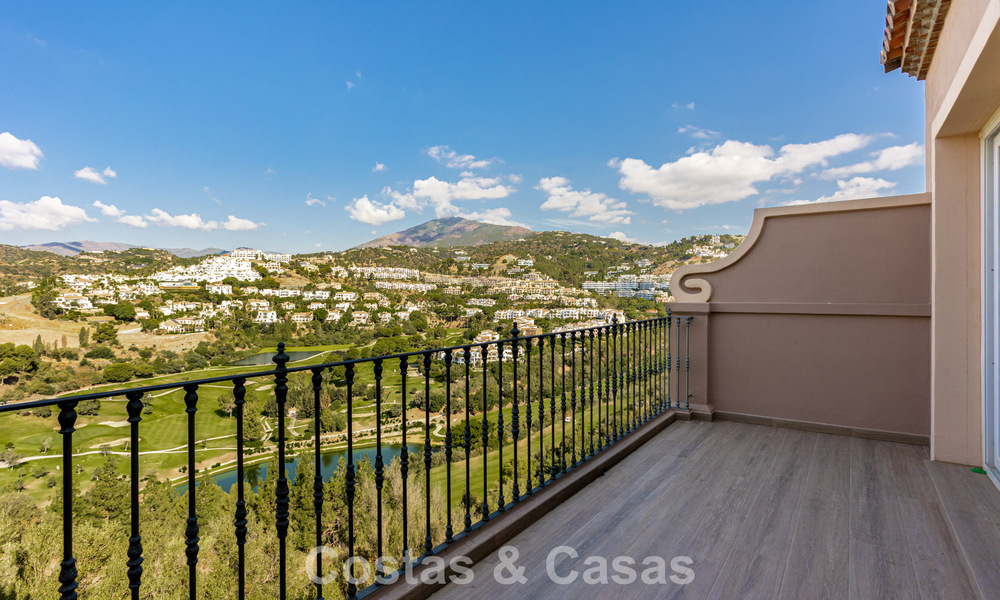 Casa adosada modernizada con vistas panorámicas en venta en las colinas de Marbella - Benahavís 807635