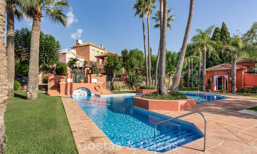 Casa adosada modernizada con vistas panorámicas en venta en las colinas de Marbella - Benahavís 807637