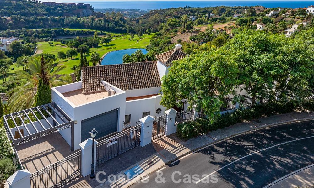 Villa mediterránea con magníficas vistas al golf y al mar en venta en Los Arqueros, Marbella - Benahavís 807761