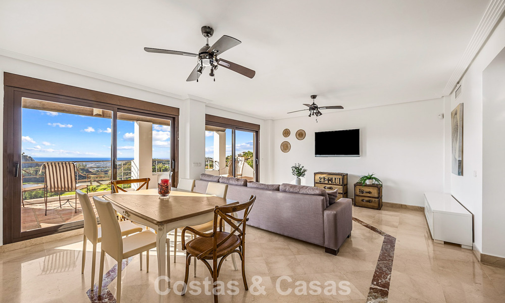 Villa mediterránea con magníficas vistas al golf y al mar en venta en Los Arqueros, Marbella - Benahavís 807762
