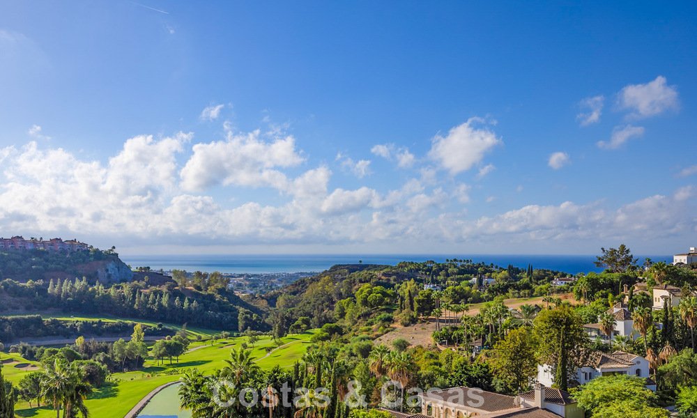 Villa mediterránea con magníficas vistas al golf y al mar en venta en Los Arqueros, Marbella - Benahavís 807763