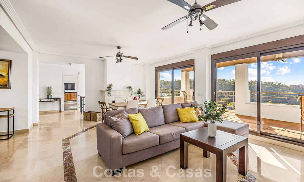 Villa mediterránea con magníficas vistas al golf y al mar en venta en Los Arqueros, Marbella - Benahavís 807764