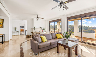 Villa mediterránea con magníficas vistas al golf y al mar en venta en Los Arqueros, Marbella - Benahavís 807764 