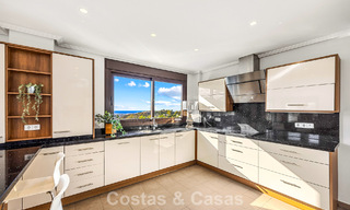 Villa mediterránea con magníficas vistas al golf y al mar en venta en Los Arqueros, Marbella - Benahavís 807765 