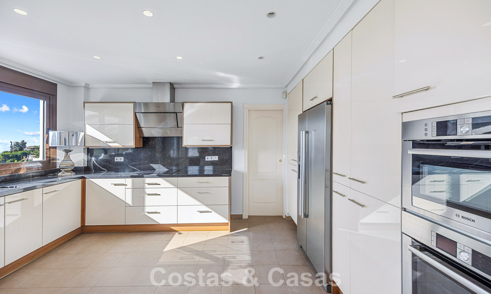 Villa mediterránea con magníficas vistas al golf y al mar en venta en Los Arqueros, Marbella - Benahavís 807767