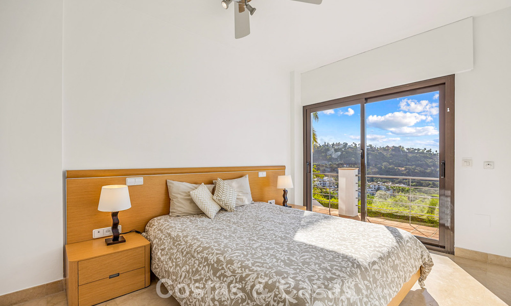 Villa mediterránea con magníficas vistas al golf y al mar en venta en Los Arqueros, Marbella - Benahavís 807769