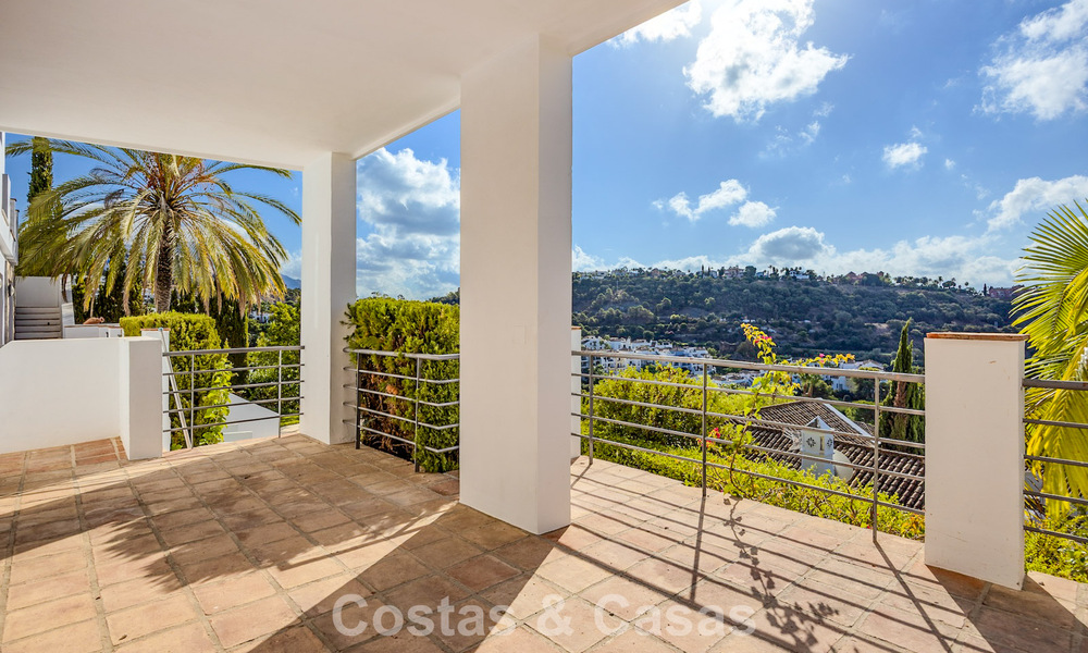 Villa mediterránea con magníficas vistas al golf y al mar en venta en Los Arqueros, Marbella - Benahavís 807770