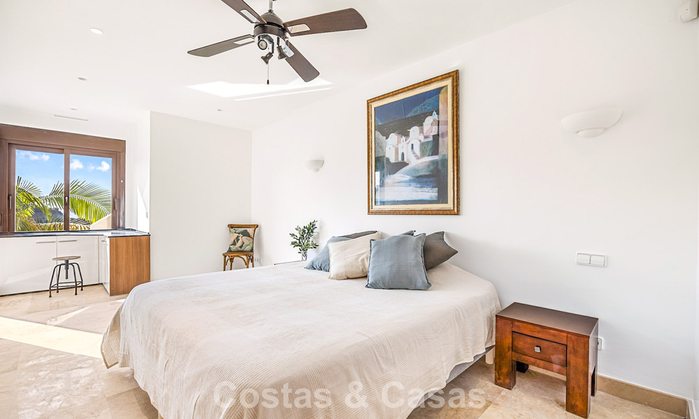 Villa mediterránea con magníficas vistas al golf y al mar en venta en Los Arqueros, Marbella - Benahavís 807772