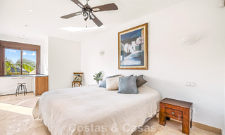 Villa mediterránea con magníficas vistas al golf y al mar en venta en Los Arqueros, Marbella - Benahavís 807772 