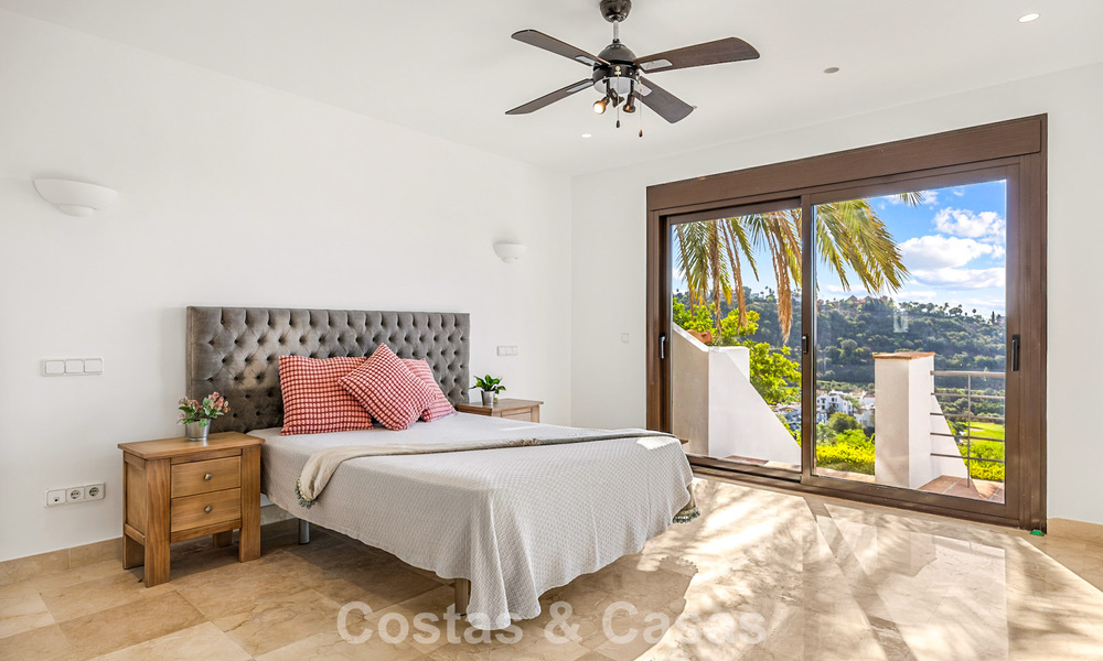 Villa mediterránea con magníficas vistas al golf y al mar en venta en Los Arqueros, Marbella - Benahavís 807774