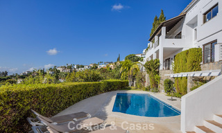 Villa mediterránea con magníficas vistas al golf y al mar en venta en Los Arqueros, Marbella - Benahavís 807775 