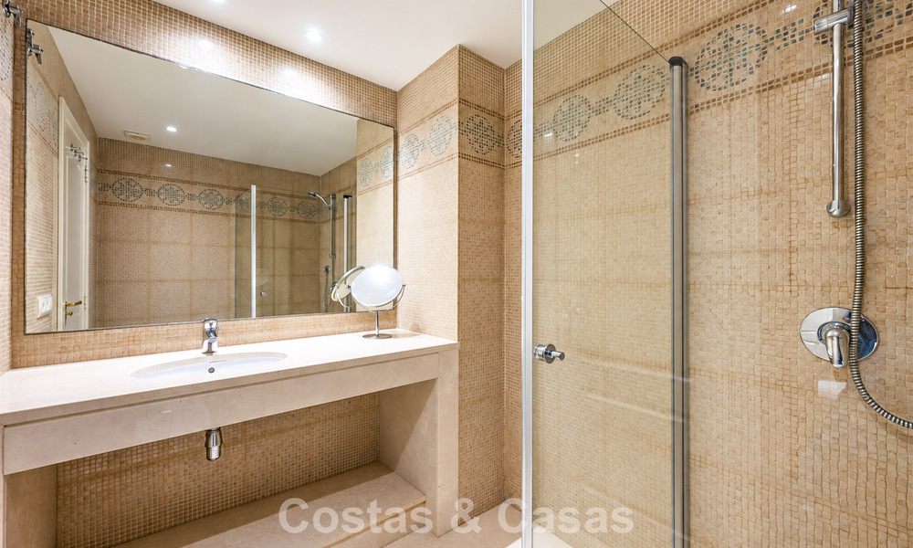 Espectacular ático con potencial de reforma en venta con vistas al golf y al mar en La Quinta, Marbella - Benahavís 807664