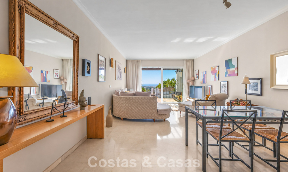 Espectacular ático con potencial de reforma en venta con vistas al golf y al mar en La Quinta, Marbella - Benahavís 807665