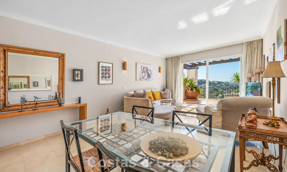 Espectacular ático con potencial de reforma en venta con vistas al golf y al mar en La Quinta, Marbella - Benahavís 807666