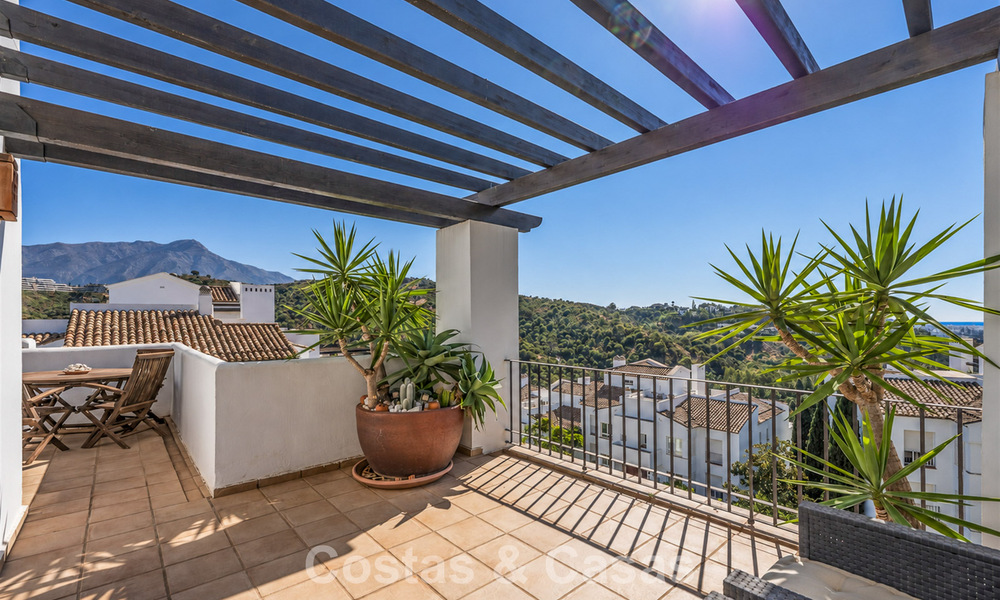 Espectacular ático con potencial de reforma en venta con vistas al golf y al mar en La Quinta, Marbella - Benahavís 807668