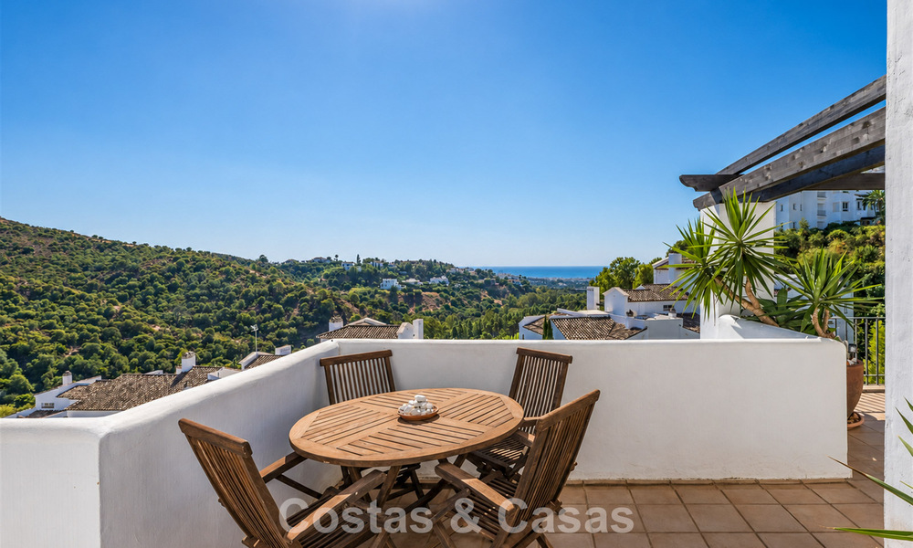 Espectacular ático con potencial de reforma en venta con vistas al golf y al mar en La Quinta, Marbella - Benahavís 807669