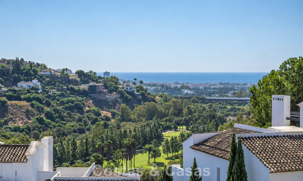 Espectacular ático con potencial de reforma en venta con vistas al golf y al mar en La Quinta, Marbella - Benahavís 807672