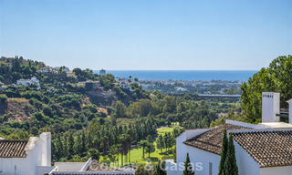 Espectacular ático con potencial de reforma en venta con vistas al golf y al mar en La Quinta, Marbella - Benahavís 807672 
