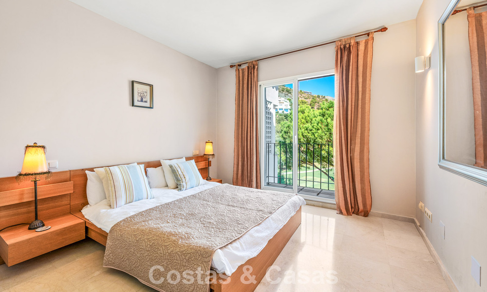 Espectacular ático con potencial de reforma en venta con vistas al golf y al mar en La Quinta, Marbella - Benahavís 807674