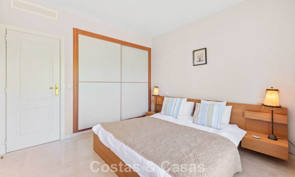 Espectacular ático con potencial de reforma en venta con vistas al golf y al mar en La Quinta, Marbella - Benahavís 807676