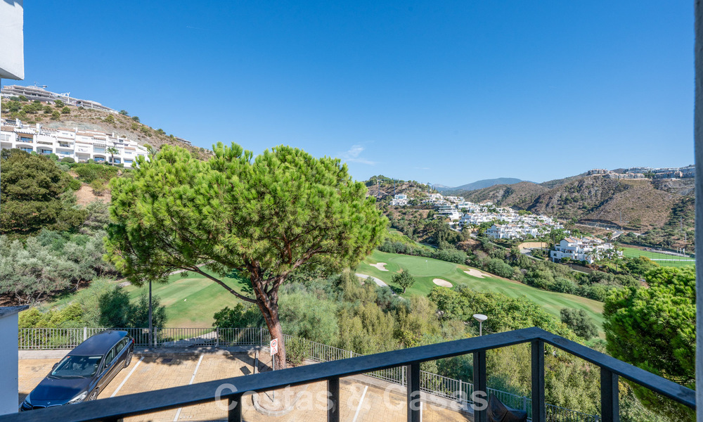 Espectacular ático con potencial de reforma en venta con vistas al golf y al mar en La Quinta, Marbella - Benahavís 807677