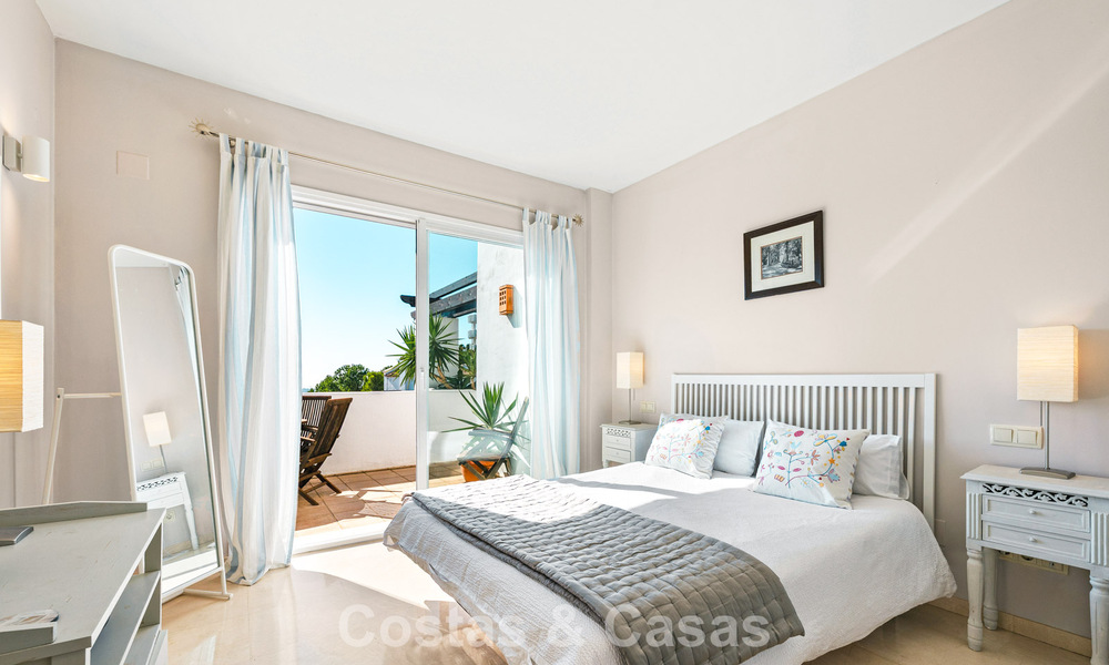 Espectacular ático con potencial de reforma en venta con vistas al golf y al mar en La Quinta, Marbella - Benahavís 807678