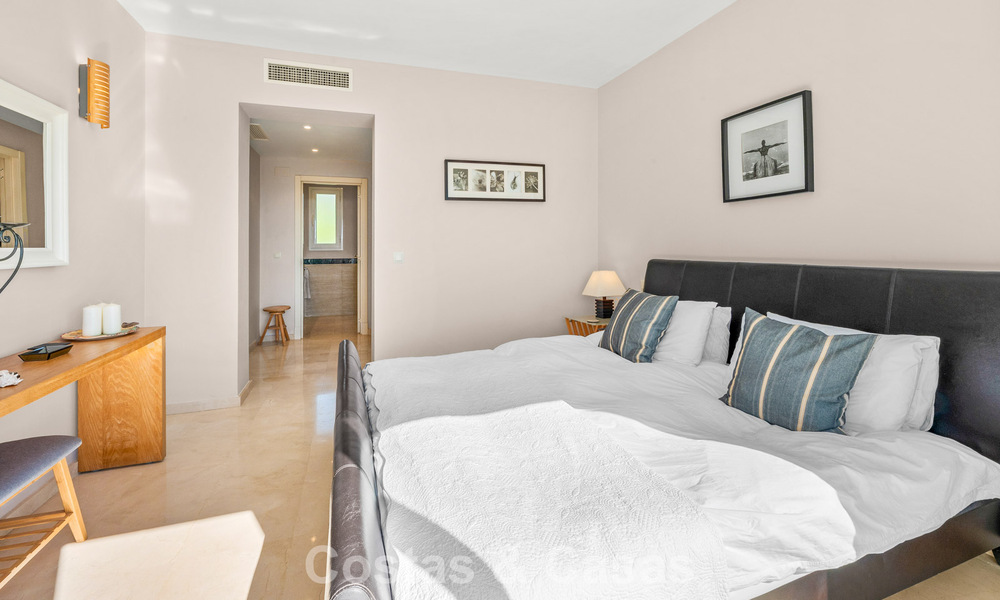Espectacular ático con potencial de reforma en venta con vistas al golf y al mar en La Quinta, Marbella - Benahavís 807682