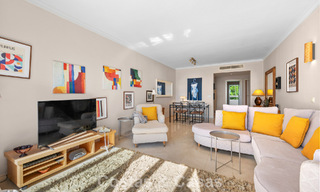 Espectacular ático con potencial de reforma en venta con vistas al golf y al mar en La Quinta, Marbella - Benahavís 807686 