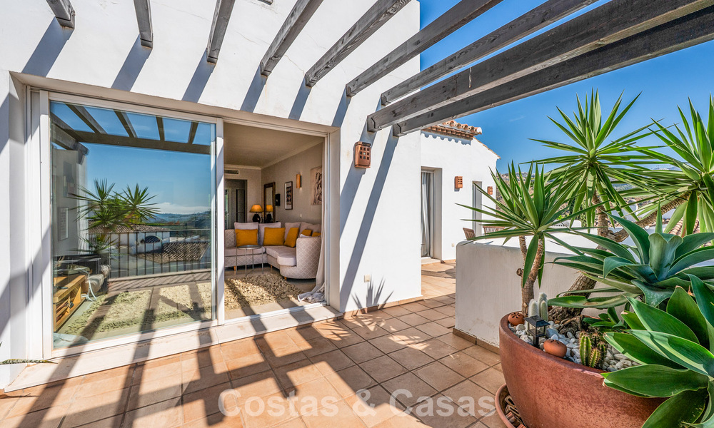 Espectacular ático con potencial de reforma en venta con vistas al golf y al mar en La Quinta, Marbella - Benahavís 807688