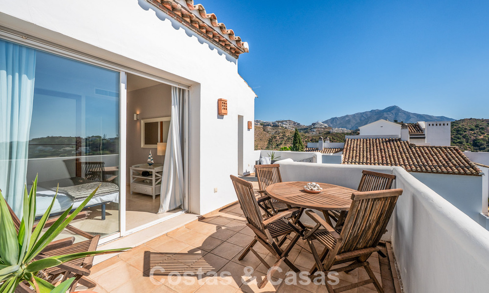 Espectacular ático con potencial de reforma en venta con vistas al golf y al mar en La Quinta, Marbella - Benahavís 807690