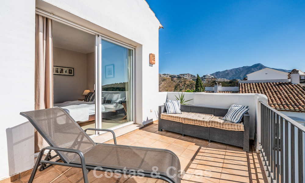 Espectacular ático con potencial de reforma en venta con vistas al golf y al mar en La Quinta, Marbella - Benahavís 807691