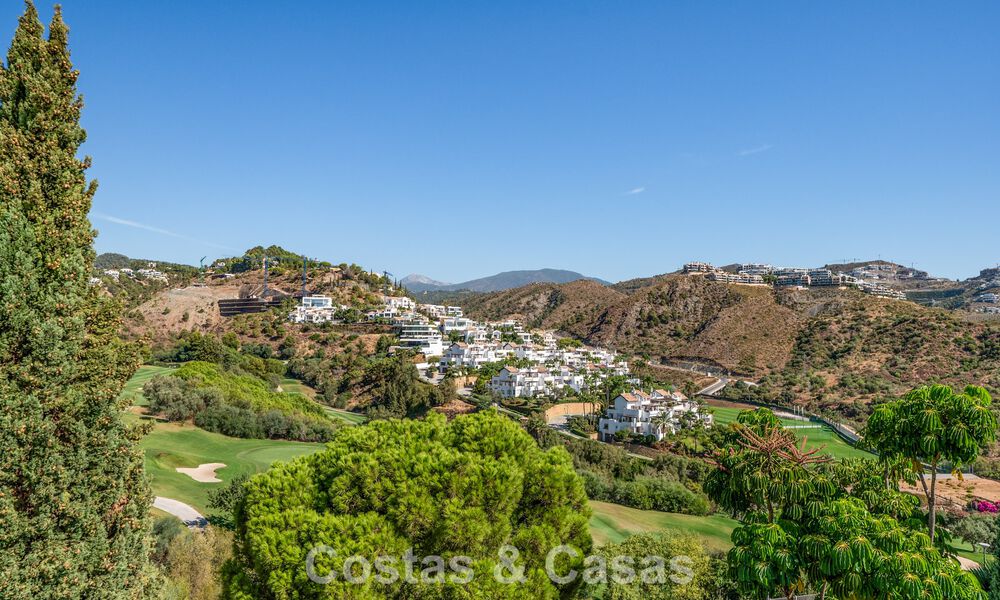 Espectacular ático con potencial de reforma en venta con vistas al golf y al mar en La Quinta, Marbella - Benahavís 807692