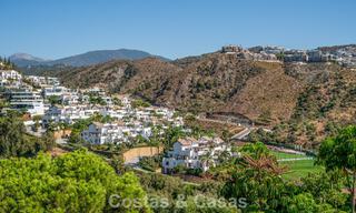 Espectacular ático con potencial de reforma en venta con vistas al golf y al mar en La Quinta, Marbella - Benahavís 807694 