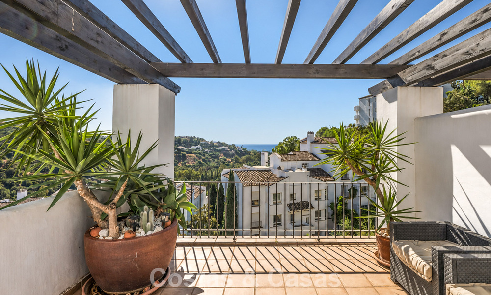 Espectacular ático con potencial de reforma en venta con vistas al golf y al mar en La Quinta, Marbella - Benahavís 807695