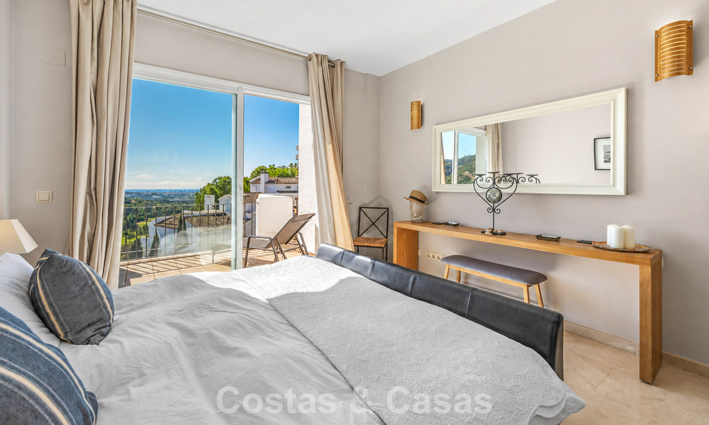 Espectacular ático con potencial de reforma en venta con vistas al golf y al mar en La Quinta, Marbella - Benahavís 807698