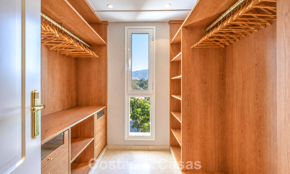 Espectacular ático con potencial de reforma en venta con vistas al golf y al mar en La Quinta, Marbella - Benahavís 807699
