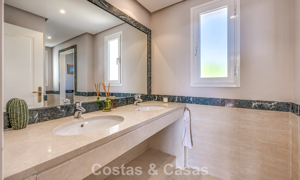 Espectacular ático con potencial de reforma en venta con vistas al golf y al mar en La Quinta, Marbella - Benahavís 807700