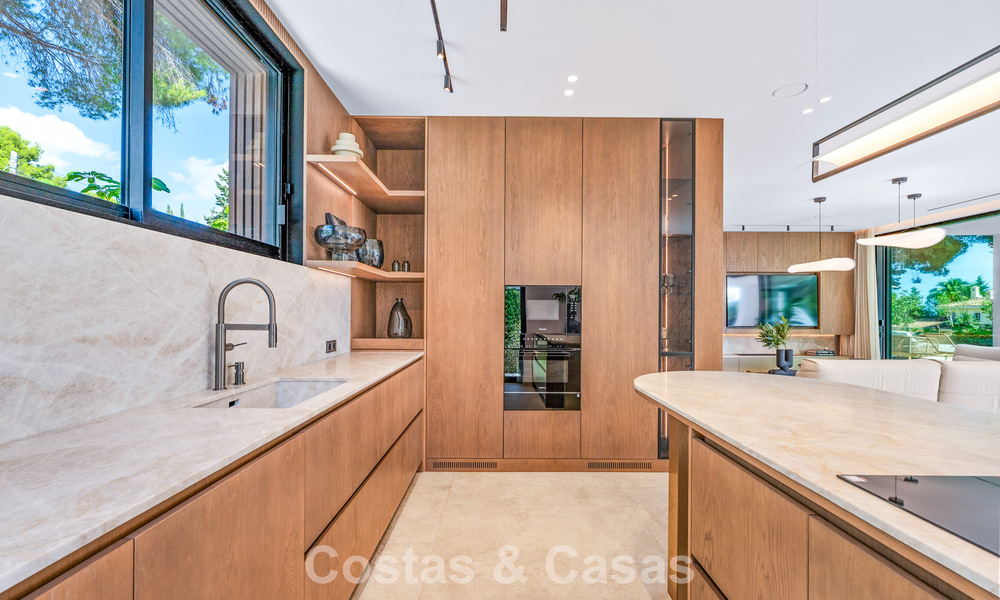 Exclusiva villa moderna de nueva construcción con vistas panorámicas en la prestigiosa Milla de Oro de Marbella 807778