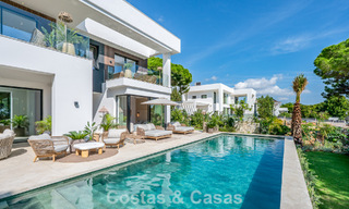 Exclusiva villa moderna de nueva construcción con vistas panorámicas en la prestigiosa Milla de Oro de Marbella 807862 