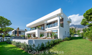 Exclusiva villa moderna de nueva construcción con vistas panorámicas en la prestigiosa Milla de Oro de Marbella 807867 