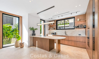 Exclusiva villa moderna de nueva construcción con vistas panorámicas en la prestigiosa Milla de Oro de Marbella 807892 