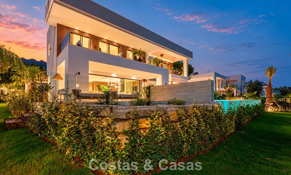 Exclusiva villa moderna de nueva construcción con vistas panorámicas en la prestigiosa Milla de Oro de Marbella 807926