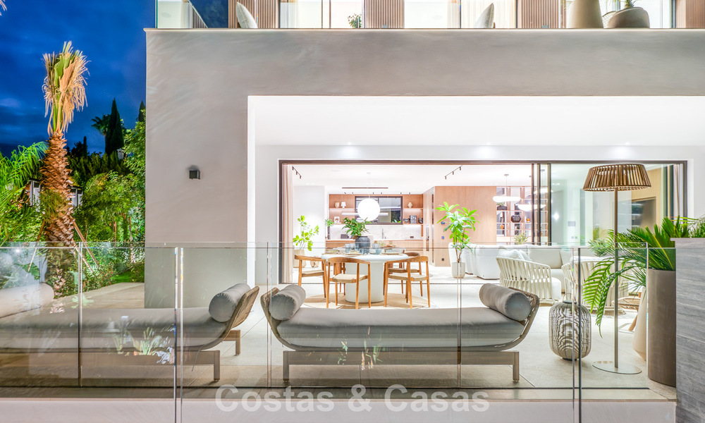Exclusiva villa moderna de nueva construcción con vistas panorámicas en la prestigiosa Milla de Oro de Marbella 807931