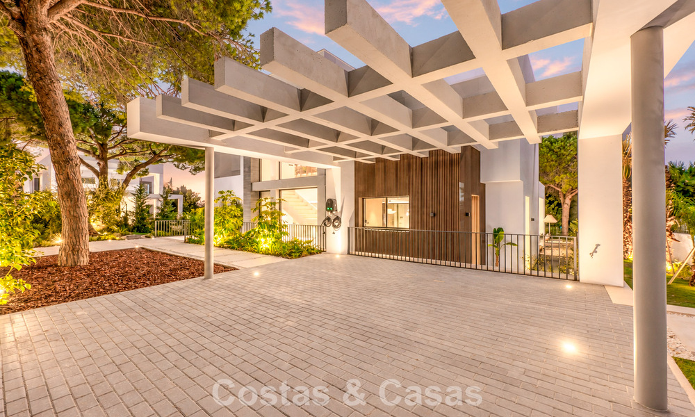 Exclusiva villa moderna de nueva construcción con vistas panorámicas en la prestigiosa Milla de Oro de Marbella 807942