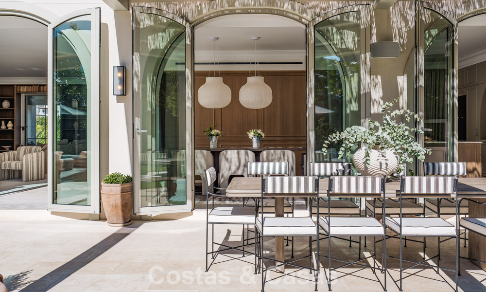 Villa mediterránea de lujo con interiores de inspiración francesa en venta en el corazón de Nueva Andalucía, Marbella 808017