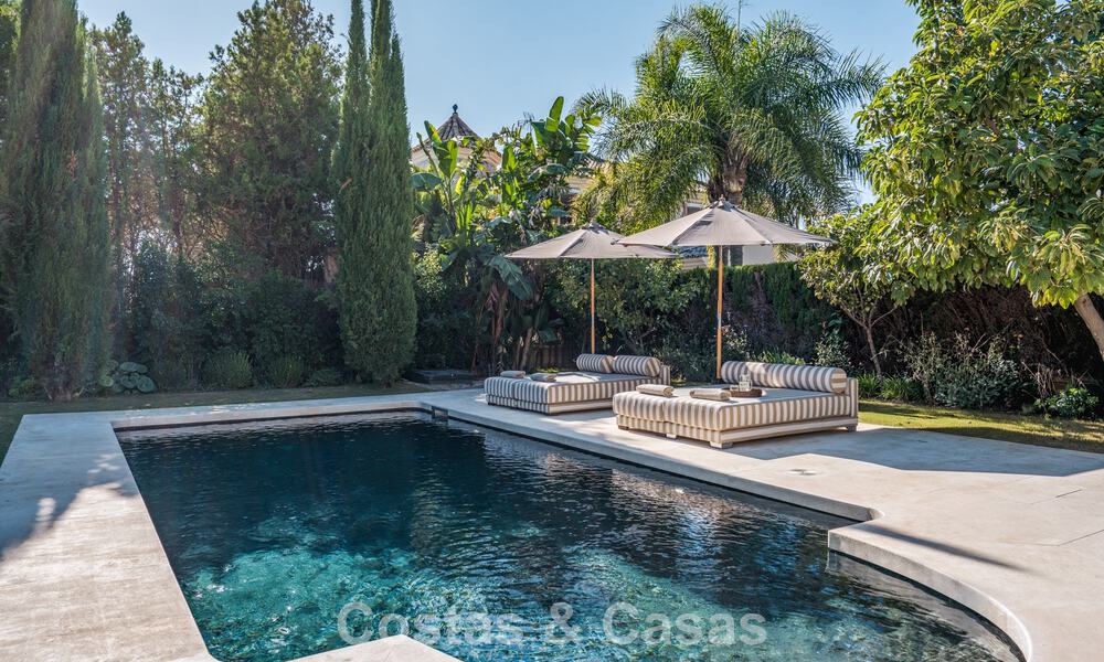Villa mediterránea de lujo con interiores de inspiración francesa en venta en el corazón de Nueva Andalucía, Marbella 808019